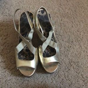 Jessica Simpson Gold wedges size 7.5